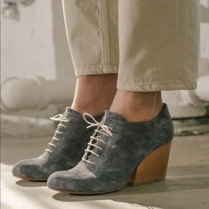 Worn twice Coclico Oxford Bea’s in blue suade.